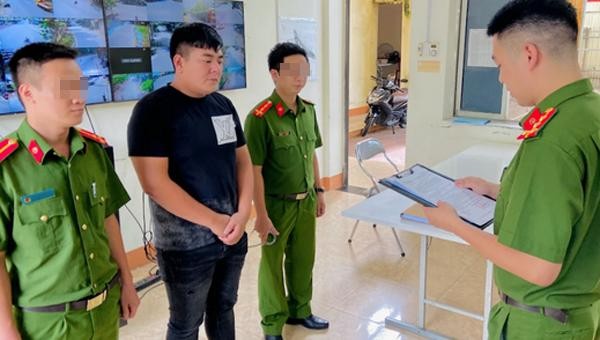 Cơ quan Cảnh sát điều tra đọc lệnh bắt bị can Phạm Văn Tùng. Ảnh: Công an tỉnh Lào Cai.