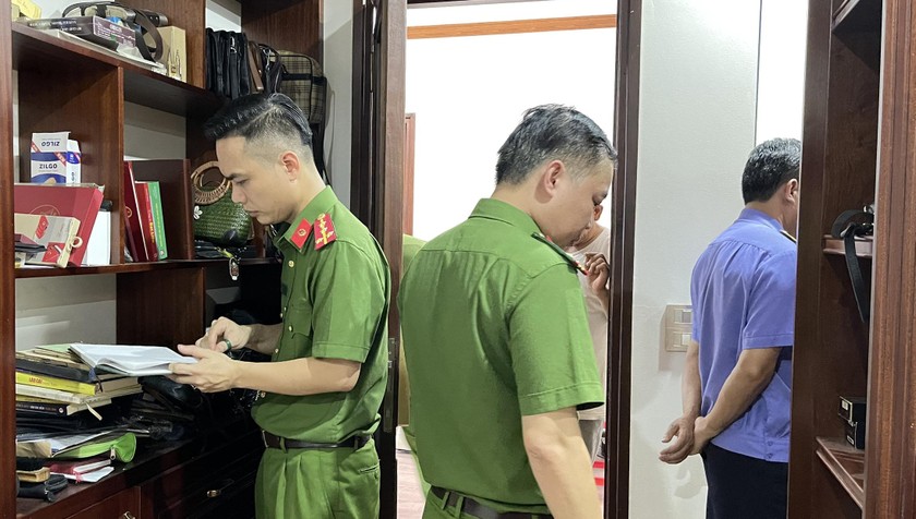 Công an tiến hành khám xét tại nhà của 1 bị can tại TP Lào Cai. Ảnh: Công an tỉnh Lào Cai.