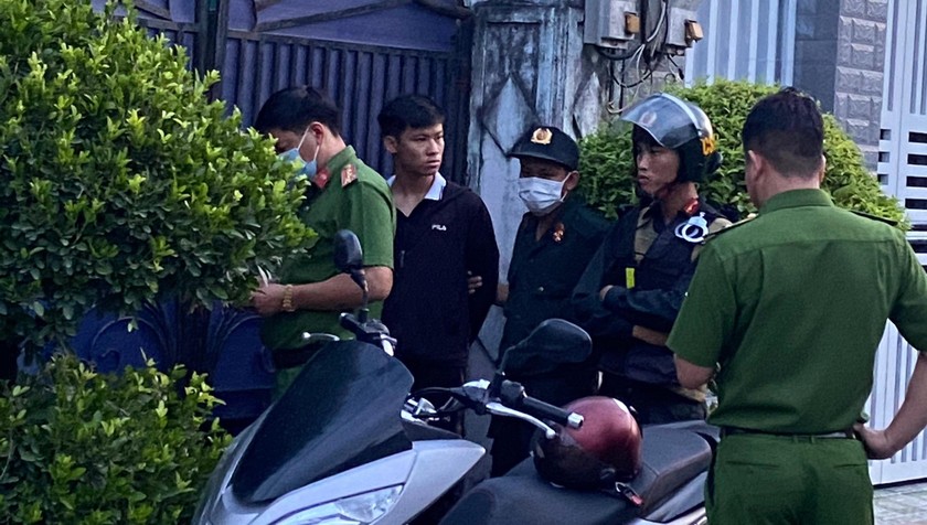 Lực lượng chức năng tiến hành khám xét nhà của nghi phạm Trương Khắc Kiệt