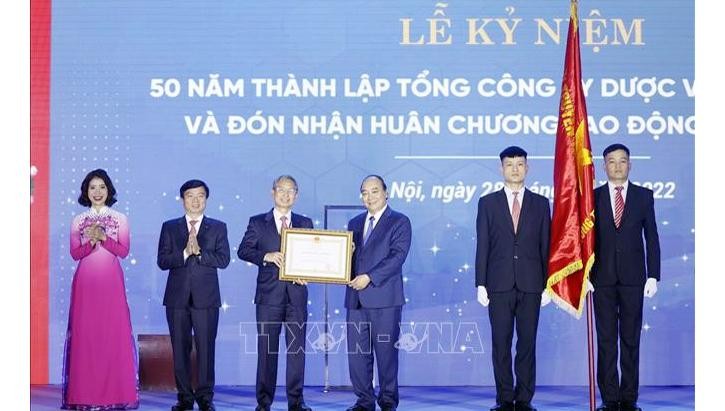 Chủ tịch nước Nguyễn Xuân Phúc trao tặng Huân chương Lao động hạng Nhất cho Tổng công ty Dược Việt Nam - Ảnh: TTXVN