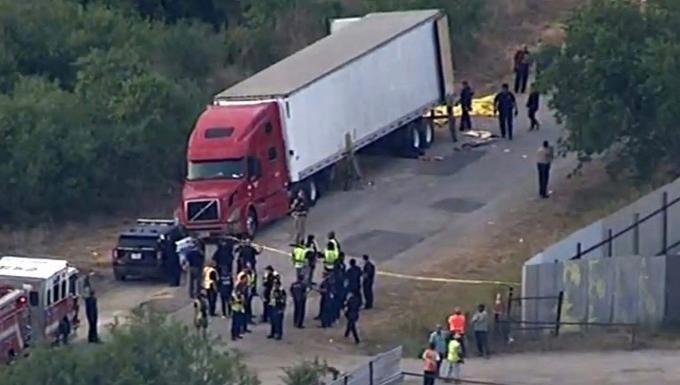 Hiện trường phát hiện xe container chứa hơn 40 thi thể ở bang Texas, Mỹ ngày 27/6. Ảnh: KSAT.