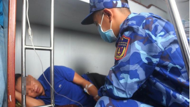 Quân y Bộ Tư lệnh Vùng Cảnh sát biển 4 chăm sóc y tế cho bệnh nhân.