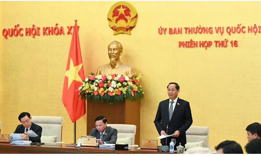 Thượng tướng Trần Quang Phương - Phó Chủ tịch Quốc hội - điều hành phiên thảo luận.