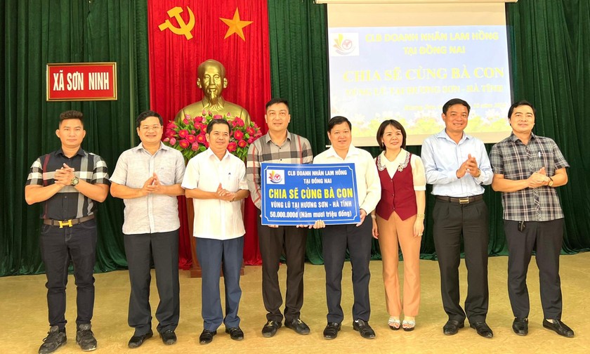 Câu lạc bộ Doanh nhân Lam Hồng tại Đồng Nai chia sẻ cùng bà con vùng lũ tại Hà Tĩnh.