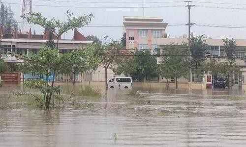 Tuyến đường tại huyện Hàm Thuận, tỉnh Bình Thuận ngập sâu trong nước. Ảnh: ĐT