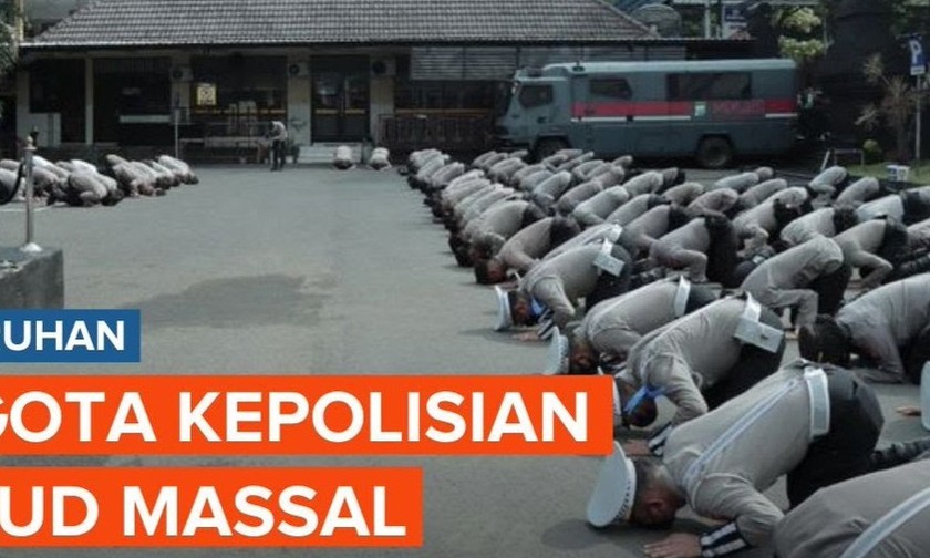 Hàng trăm cảnh sát Indonesia quỳ gối xin lỗi các nạn nhân vụ giẫm đạp