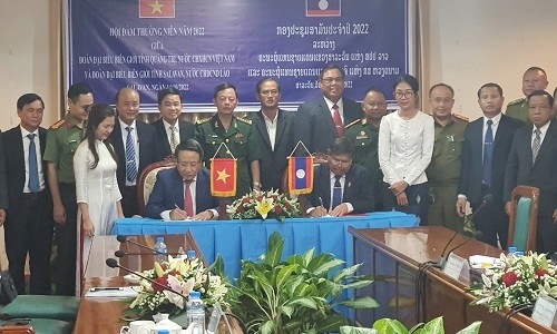 Lãnh đạo hai tỉnh Quảng Trị - Salavan ký kết Biên bản hội đàm thường niên năm 2022.