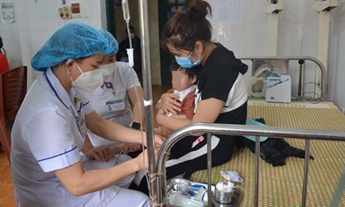 Khoa Nhi của Trung tâm Y tế huyện Chợ Đồn quá tải bệnh nhân nhi do dịch sốt. (Nguồn: baobackan.com.vn)