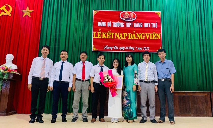 Lần đầu tiên Đảng bộ trường THPT Đặng Huy Trứ kết nạp Đảng cho học sinh.