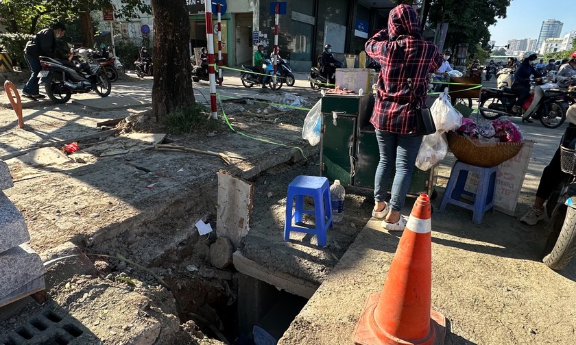 Hình ảnh "hố tử thần" dưới lòng đường phố Nguyễn Chí Thanh. Ảnh Mỵ Châu