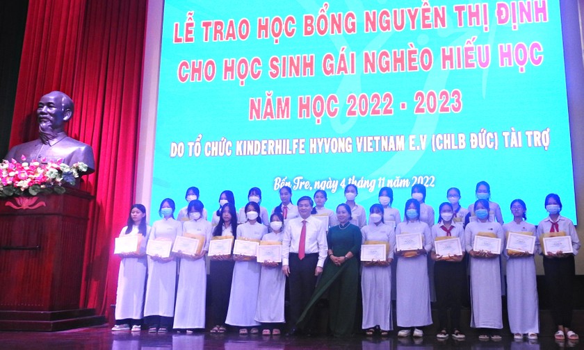 Trao tặng danh hiệu 'Công dân Đồng Khởi danh dự' và 200 suất học bổng Nguyễn Thị Định 