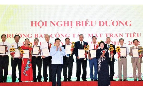 Lãnh đạo tỉnh Hưng Yên trao giấy chứng nhận cho 92 Trưởng Ban công tác mặt trận tiêu biểu.