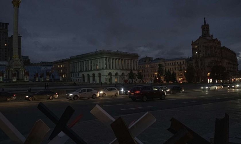 Tình trạng mất điện dần trở nên phổ biến tại thủ đô Kiev, Ukraine. (Ảnh: AP)