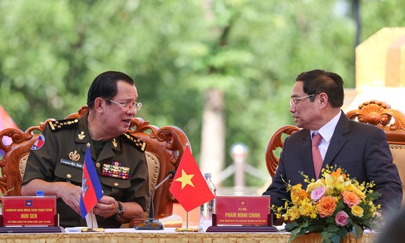 Thủ tướng Hun Sen và Thủ tướng Phạm Minh Chính trao đổi tại cuộc nói chuyện với đại diện quần chúng nhân dân địa phương tỉnh Bình Phước tháng 6/2022. Ảnh: VGP