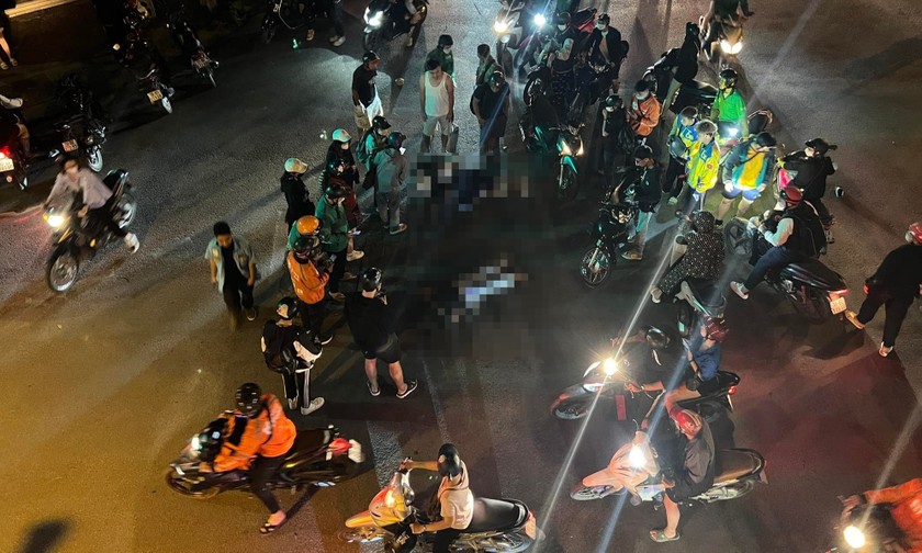 TNGT tại Chàu Bộc - Sơn Tây khiến 2 nạn nhân nữ nằm sấp bất tỉnh trên đường. 