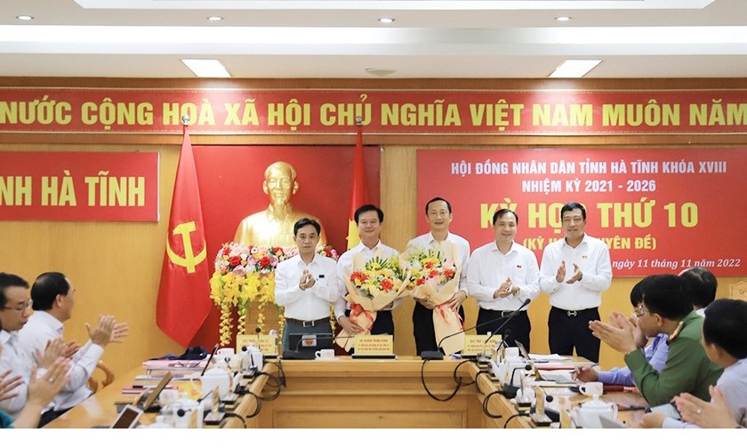 Tân Phó Chủ tịch UBND tỉnh Trần Báu Hà (thứ 2, từ trái qua) và ông Đặng Ngọc Sơn nhận hoa chúc mừng của lãnh đạo tỉnh Hà Tĩnh. (Ảnh: Báo Hà Tĩnh)