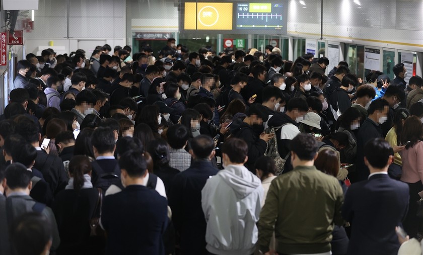 Hàn Quốc chật vật giải quyết tình trạng quá tải trên tàu điện ngầm 