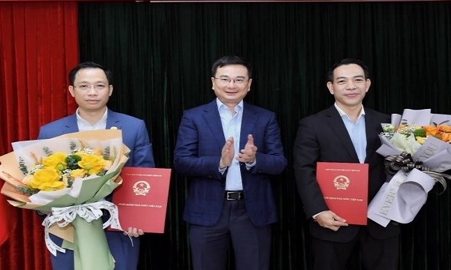 Phó Thống đốc NHNN Phạm Thanh Hà trao Quyết định cho ông Đào Văn Hà và ông Nguyễn Phi Lân