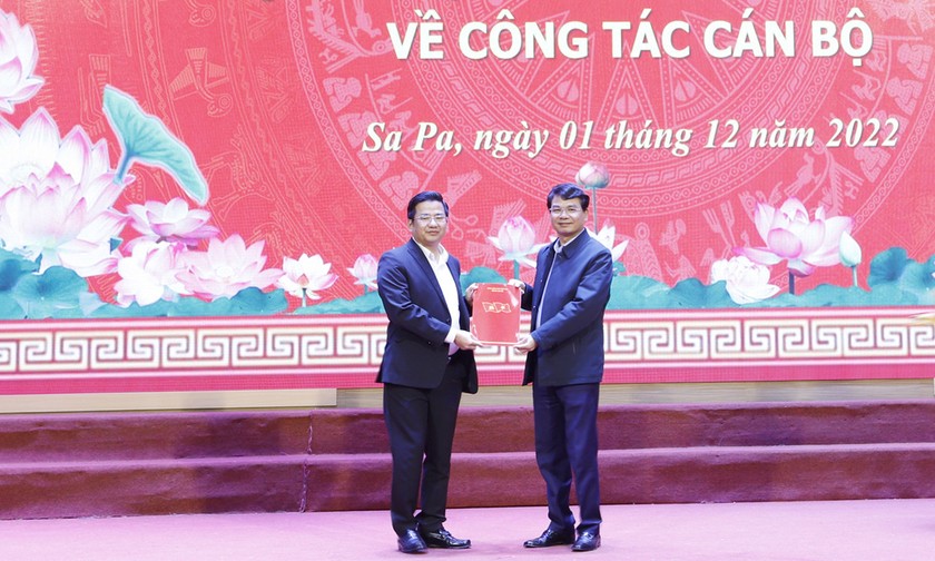 Bí thư tỉnh tủy Lào Cai Đặng Xuân Phong trao quyết định bổ nhiệm cho ông Tô Ngọc Liễn
