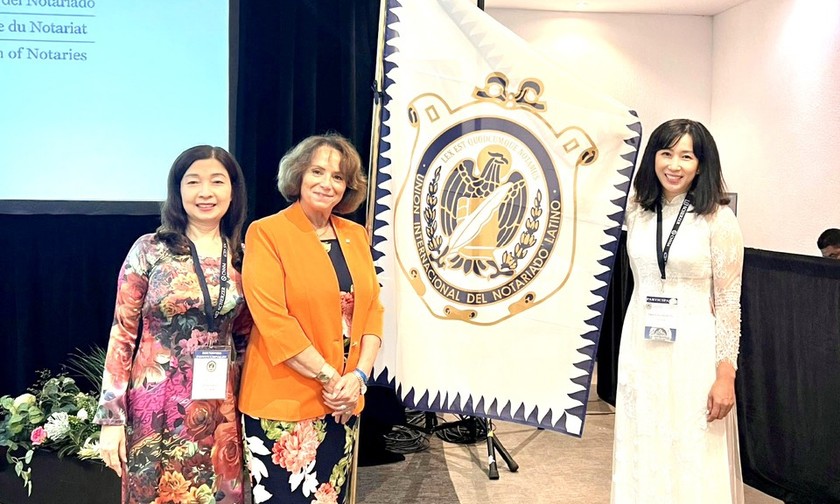 Bà Lê Thị Danh - Phó Chủ tịch Hiệp hội công chứng viên Việt Nam (ngoài cùng bên trái), Công Chứng Viên Hồ Nhật Tú Trinh (bên phải) chụp ảnh cùng nguyên Chủ tịch Liên minh công chứng Quốc tế.