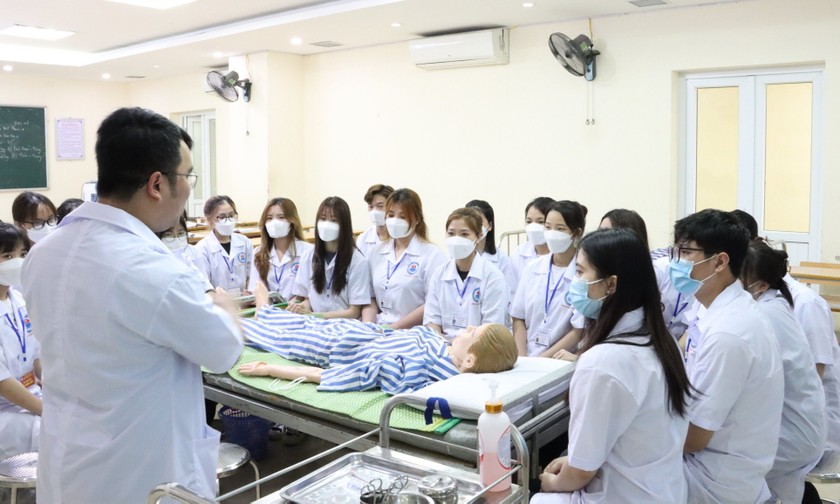Giảng viên Trường Cao đẳng Y dược Hà Nội đang hướng dẫn sinh viên thực hành.