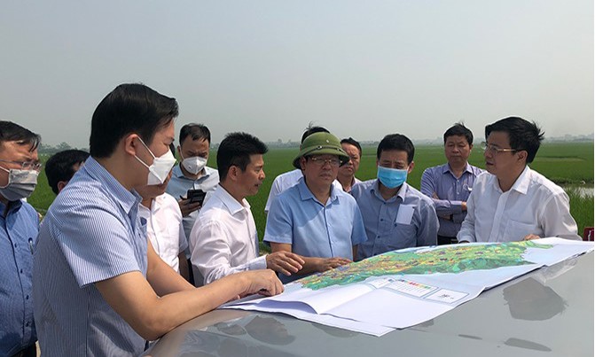 Lãnh đạo UBND huyện Tam Dương báo cáo Chủ tịch tỉnh Vĩnh Phúc Lê Duy Thành (người đội mũ) về quy hoạch, mục tiêu phát triển của huyện.