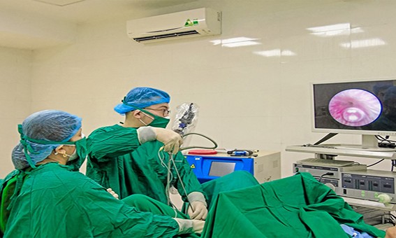 BSCKI. Đặng Thị Việt Phương cùng ê kíp phẫu thuật nội soi cắt khối u bì cho người bệnh