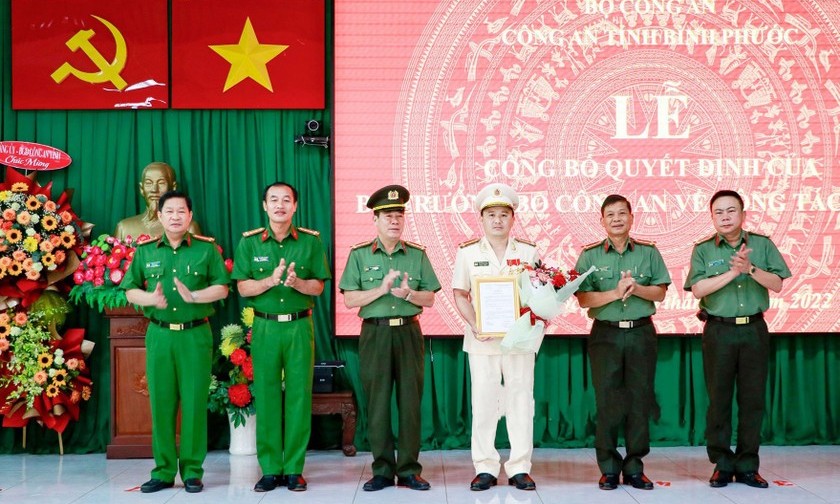 Ban Giám đốc Công an tỉnh Bình Phước tặng hoa chúc mừng Thượng tá Nguyễn Chí Toàn.