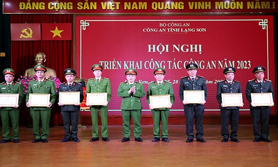 Thứ trưởng Nguyễn Văn Long trao Cờ thi đua của Bộ Công an tặng 03 đơn vị cơ sở; trao Bằng khen của Bộ Công an tặng 04 tập thể và 04 cá nhân
