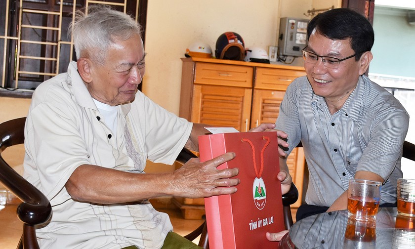 Bí thư Thành ủy Pleiku Trịnh Duy Thuân (bên phải) thăm, tặng quà cán bộ hưu trí nhân dịp Tết.