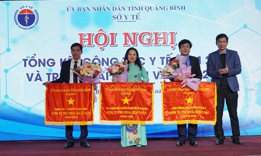 Ông Hồ An Phong, Phó Chủ tịch UBND tỉnh trao tặng cờ thi đua xuất sắc cho 3 tập thể của ngành Y tế.