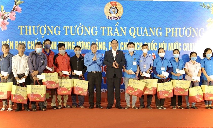 Phó Chủ tịch Quốc hội Trần Quang Phương tặng quà công nhân KCN Quán Ngang, tỉnh Quảng Trị.