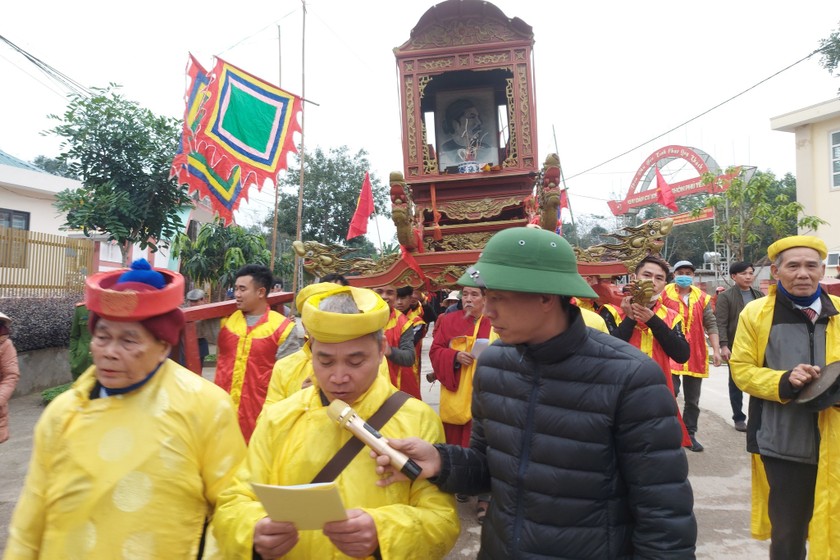 Hàng ngàn người dân địa phương tham gia lễ rước báu vật vua Hàm Nghi.