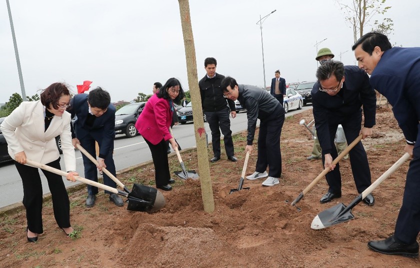 Thường trực Ban Bí thư Võ Văn Thưởng và các đại biểu tham gia trồng cây hưởng ứng Tết trồng cây đời đời nhớ ơn Bác Hồ - Xuân Quý Mão 2023.