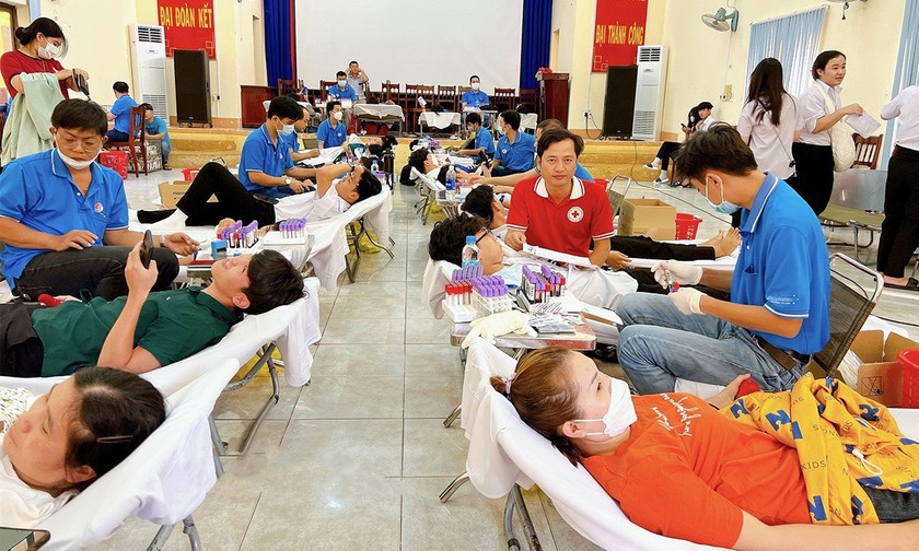 Tình nguyện viên hiến máu tại ngày hội 'Xuân hồng' TP Đồng Xoài năm 2023.