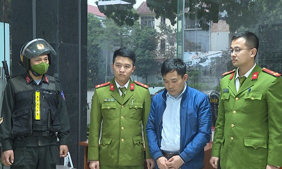 CSĐT công an tỉnh Phú Thọ tiến hành tạm giữ hình sự Giám đốc Trung tâm đăng kiểm xe cơ giới số 19-01V (áo xanh)