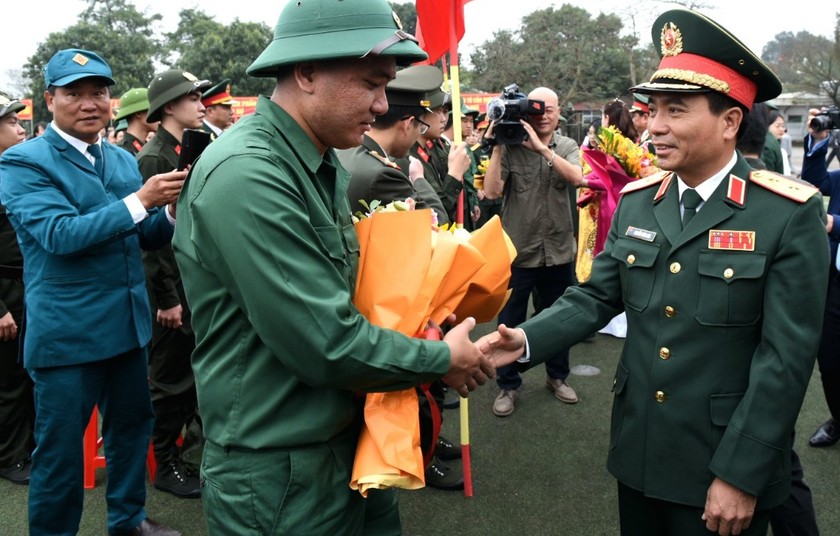 Trung tướng Nguyễn Doãn Anh, Phó Tổng Tham mưu trưởng Quân đội nhân dân Việt Nam tặng hoa, động viên chiến sĩ mới lên đường nhập ngũ.