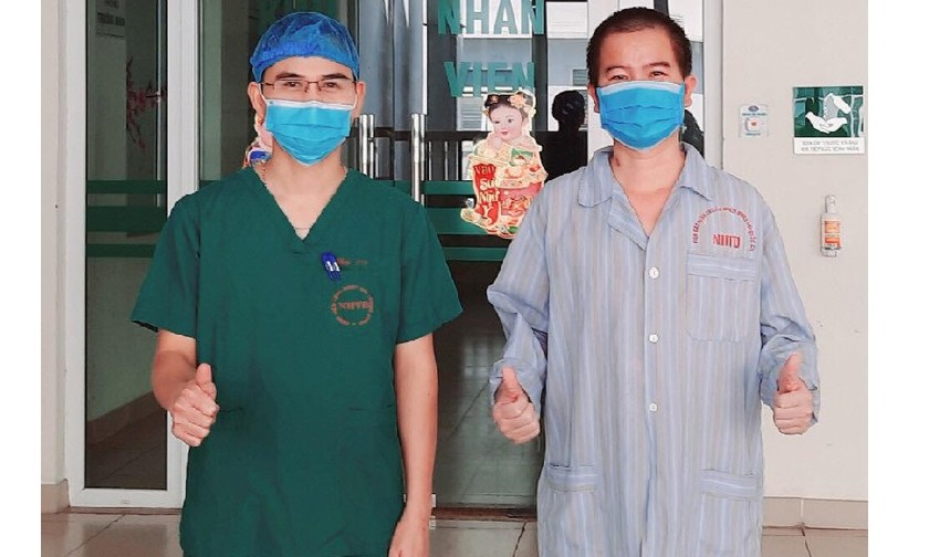 ThS.BS Phạm Văn Phúc, Phó Trưởng khoa Hồi sức tích cực, Bệnh viện Bệnh Nhiệt đới Trung ương chụp ảnh cùng bệnh nhân đã khỏi bệnh. 