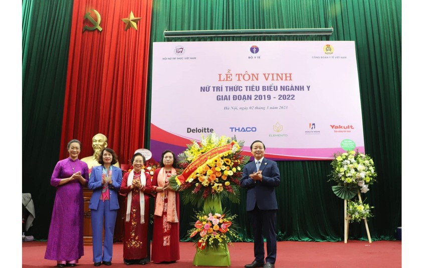 Phó Thủ tướng Chính phủ Trần Hồng Hà chúc mừng các nữ trí thức. Ảnh: Nguyễn Nhiên.