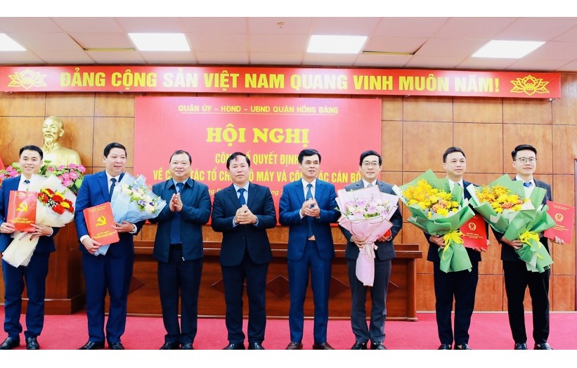 Bí thư Quận ủy Hồng Bàng Lê Ngọc Trữ trao Quyết định và tặng hoa cho các đồng chí được bổ nhiệm.