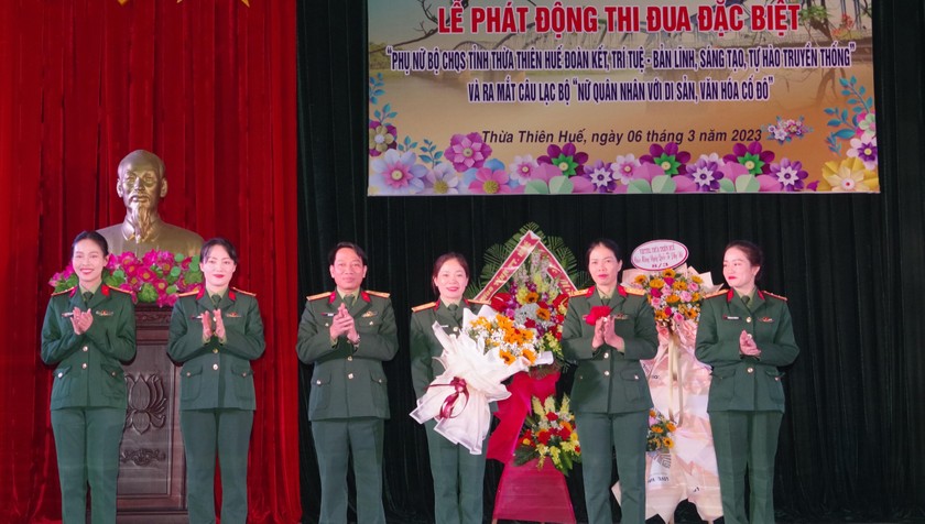 Đại tá Hà Văn Ái, Phó Chính uỷ Bộ CHQS tỉnh tặng hoa chúc mừng Câu lạc bộ “Nữ quân nhân với di sản, văn hóa Cố đô”.