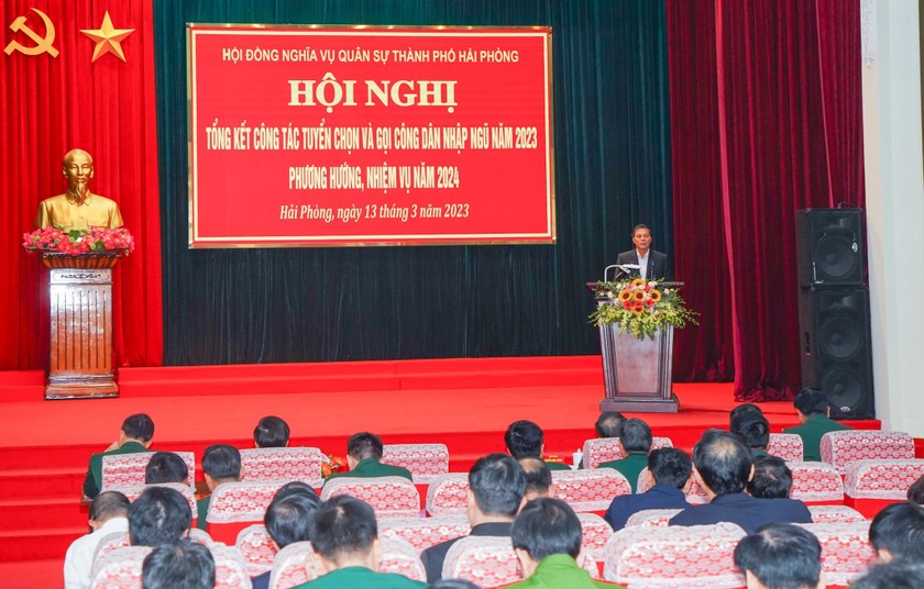 Chủ tịch UBND TP Hải Phòng Nguyễn Văn Tùng phát biểu tại hội nghị. 