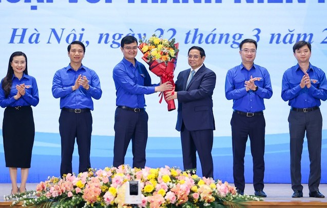 Các Bí thư Trung ương Đoàn nhận hoa chúc mừng của Thủ tướng Phạm Minh Chính - Ảnh: VGP/Nhật Bắc