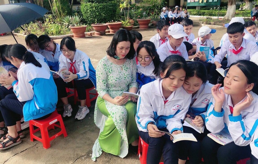 Hiệu trưởng Nguyễn Thị Hoàn trao đổi với học sinh trong giờ ngoại khóa.