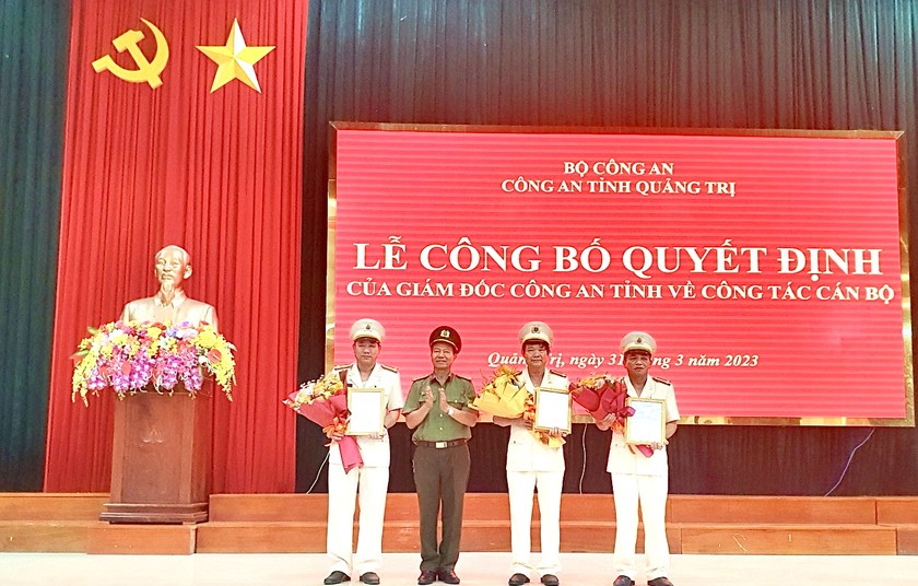 Đại tá Lê Phương Nam, Phó Giám đốc Công an tỉnh Quảng Trị trao các quyết định cho thượng tá Hoàng Văn Trung (bìa trái), thượng tá Nguyễn Năng Điền (bìa phải), đại tá Nguyễn Ngọc Minh (thứ 2 từ phải qua).