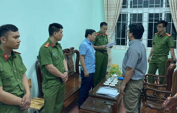 Công an tỉnh Đắk Nông tống đạt các quyết định tố tụng đối với bị can Nguyễn Phi Hùng (mặc áo ca rô màu xanh)