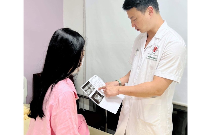 TS.BS Phạm Ngọc Minh thăm, khám bệnh nhân. Ảnh: BVCC