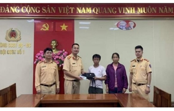 CSGT Quảng Ninh trao lại tài sản bỏ quên trên xe khách cho vợ chồng người dân tộc H'Mông.