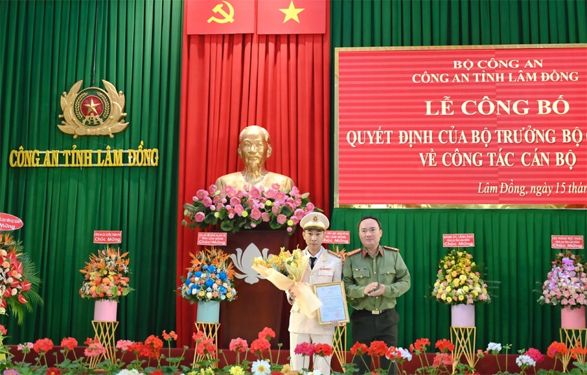 Đại tá Trương Minh Đương - Giám đốc Công an tỉnh Lâm Đồng (phải) trao quyết định bổ nhiệm cho Thượng tá Vũ Tuấn Anh. Ảnh Công an Lâm Đồng.