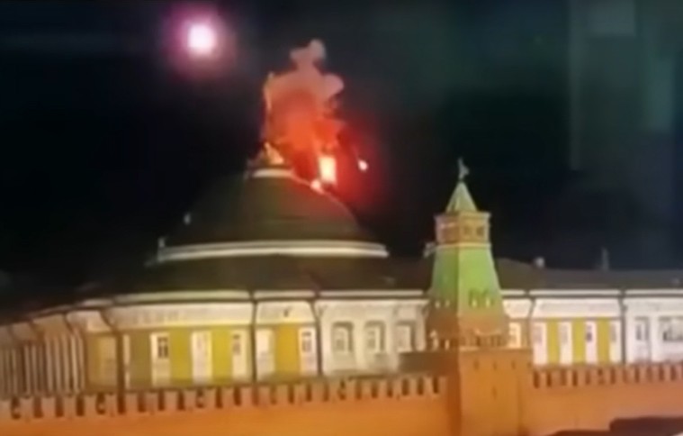 Hình ảnh UAV phát nổ sau khi bị bắn hạ phía trên Điện Kremlin (Nga). Ảnh cắt từ clip.